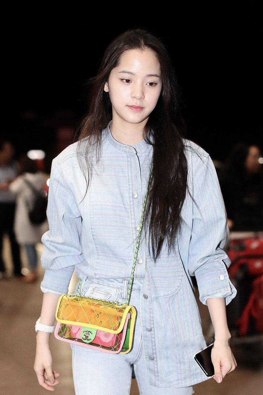 夏天什么颜色的包好看,pvc包流行吗