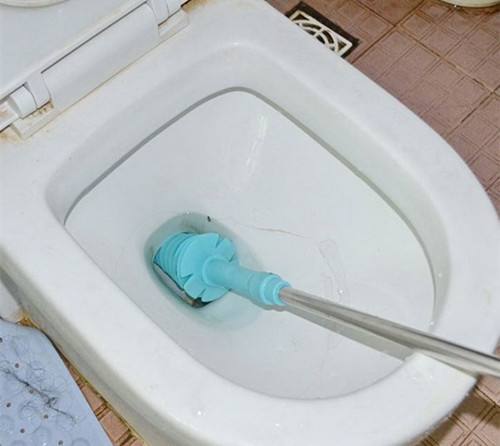 马桶堵得很严重怎么快速疏通,马桶严重堵塞疏通最简单的方法
