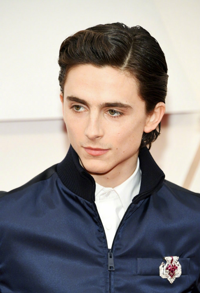 24岁甜茶表情包来袭，穿深蓝色套装，笑容又软又甜