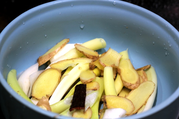 炖猪头的料汁,陈醋焖猪头肉