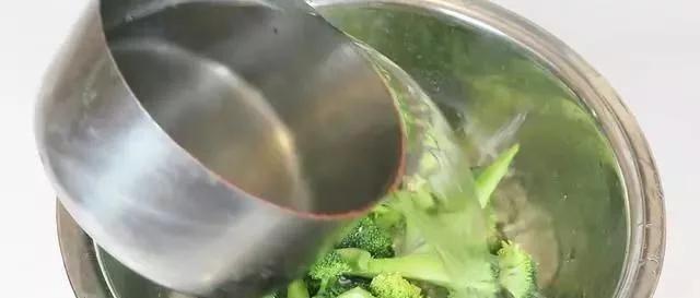 西兰花上面有什么脏东西,西兰花的脏东西怎么清洗