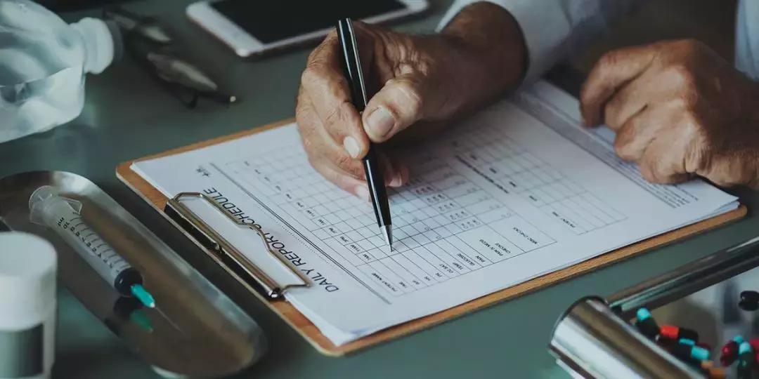 医生故意写错病历造成保险拒赔,病历写错了保险公司拒赔怎么办