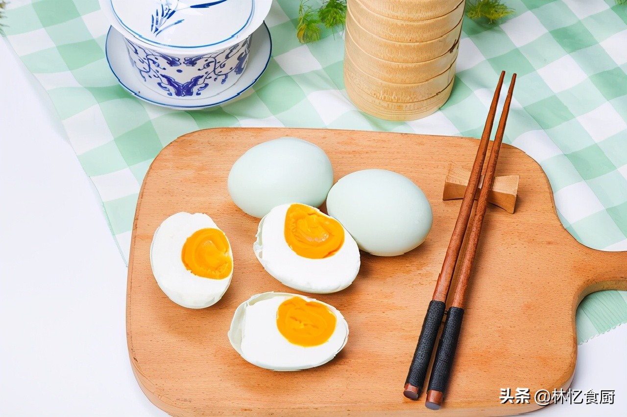 简单腌咸蛋出油最好的方法,腌咸蛋个个出油小妙招