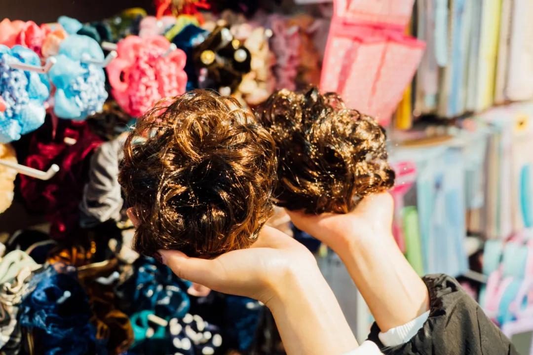 活着的两元店,2块钱能买啥?