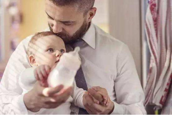 乱摸宝宝容易“变傻”，记住“三摸*不五**摸”，家长别再下“黑手”