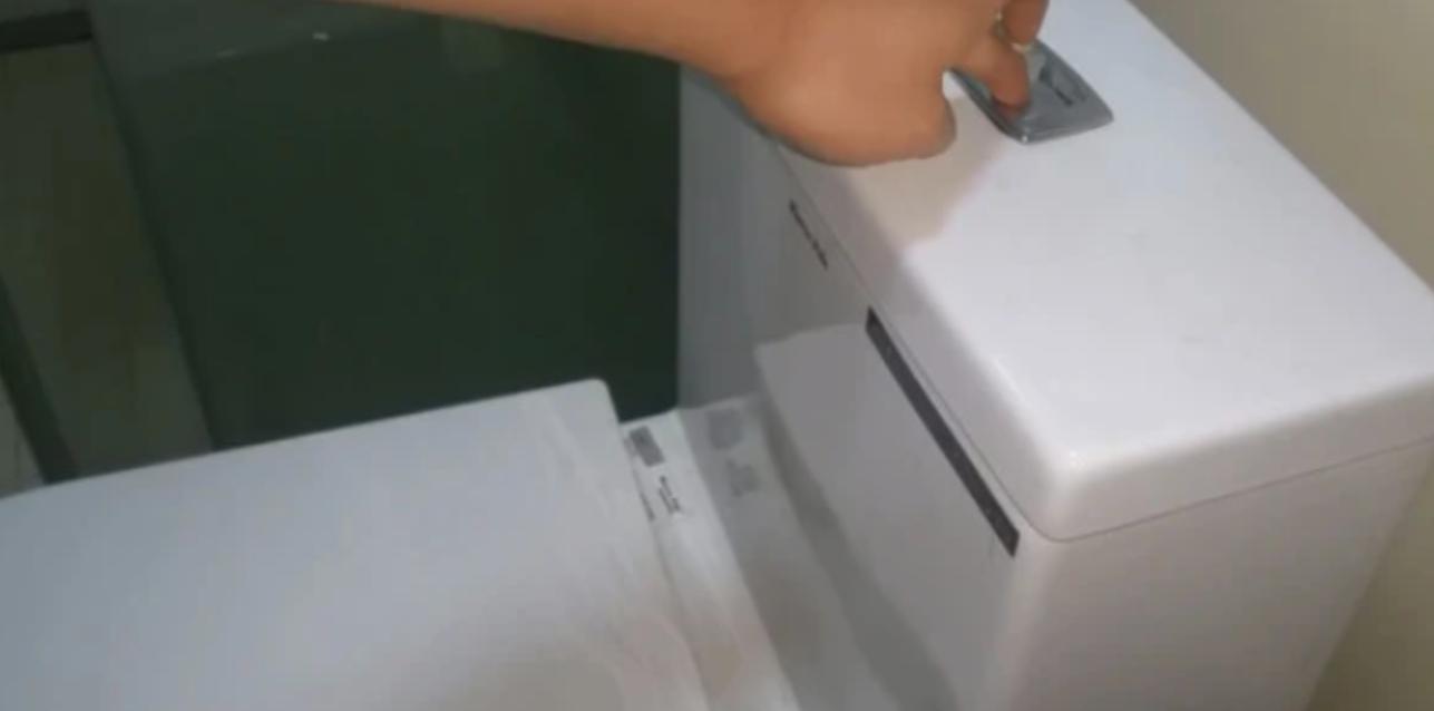 马桶上面小孔不出水怎么快速疏通,马桶盖上出水按钮
