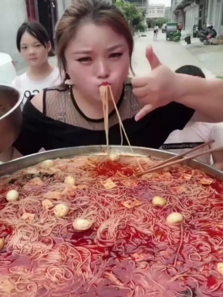 拿命在吃！吃完催吐！如果给你100万，你愿不愿意做吃播？