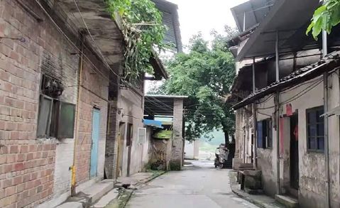 北碚有个老街，曾经是重要的交通码头要道，而今更有江东明珠之喻