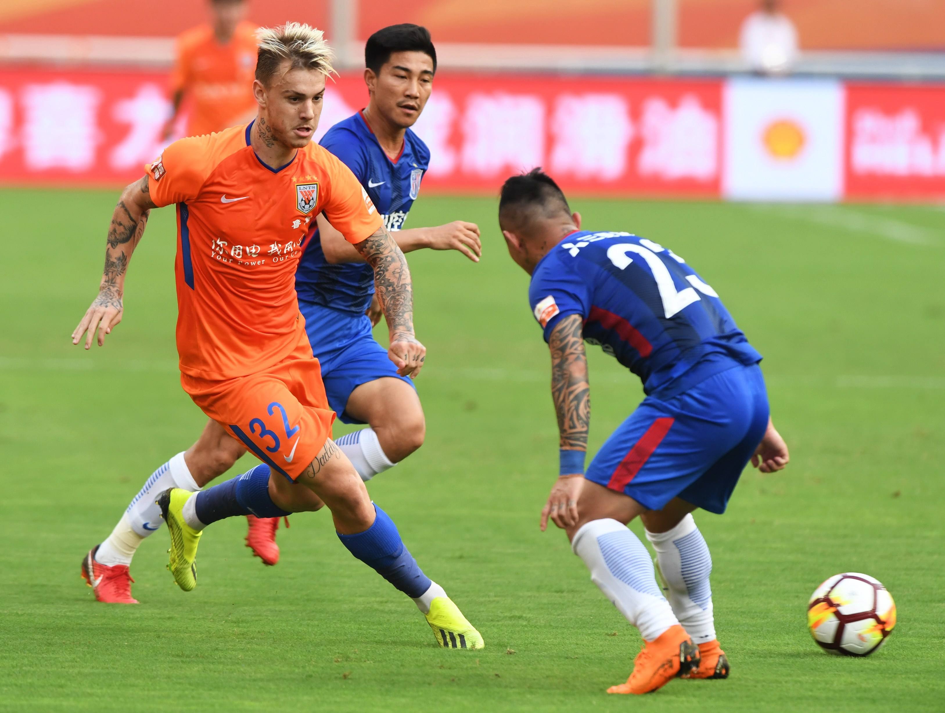 中超裁判组团恶心人,三大主裁5分钟判不出违规,再度刷新下限