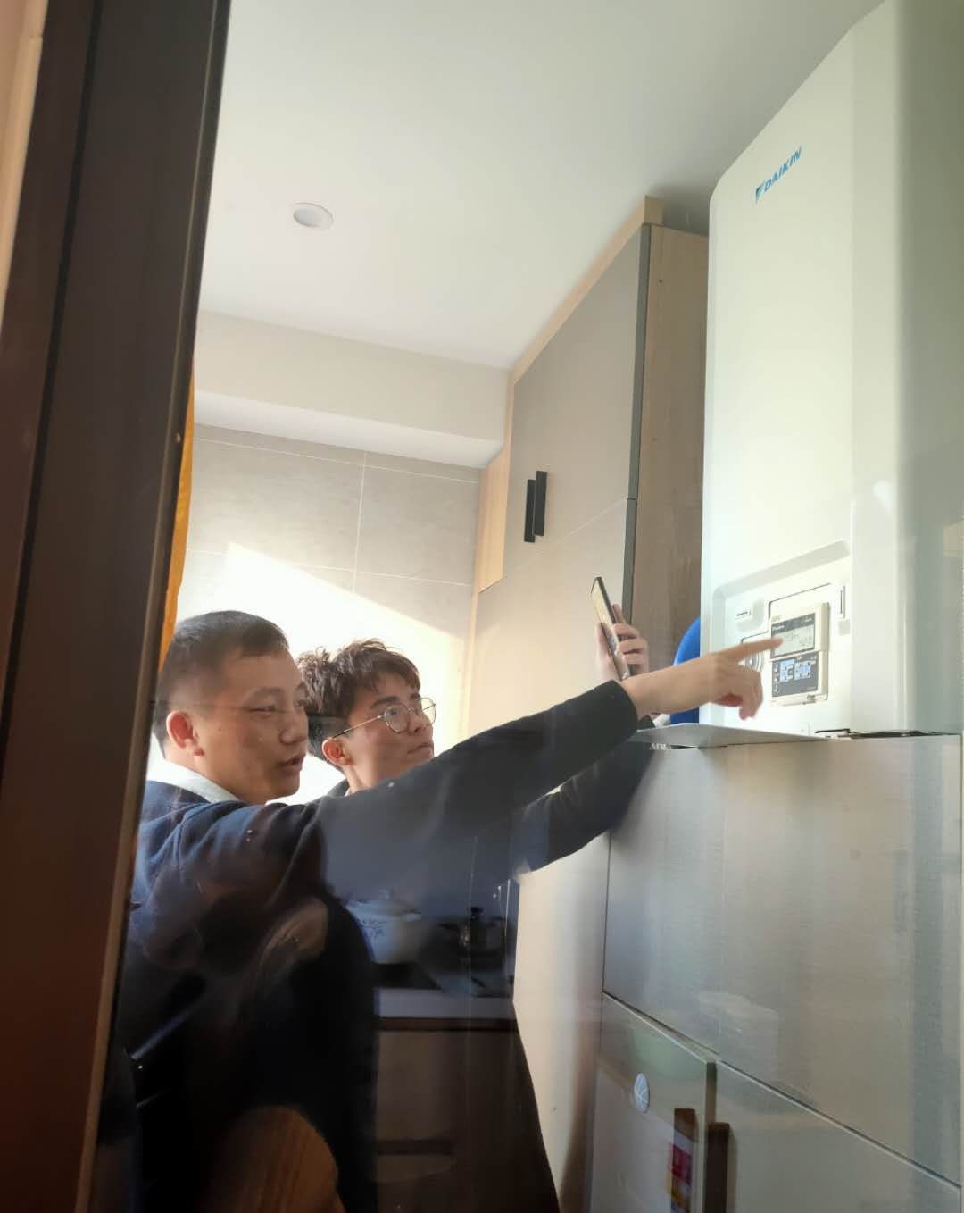 石墨烯地暖真实评价,地暖用空气源好还是用电锅炉