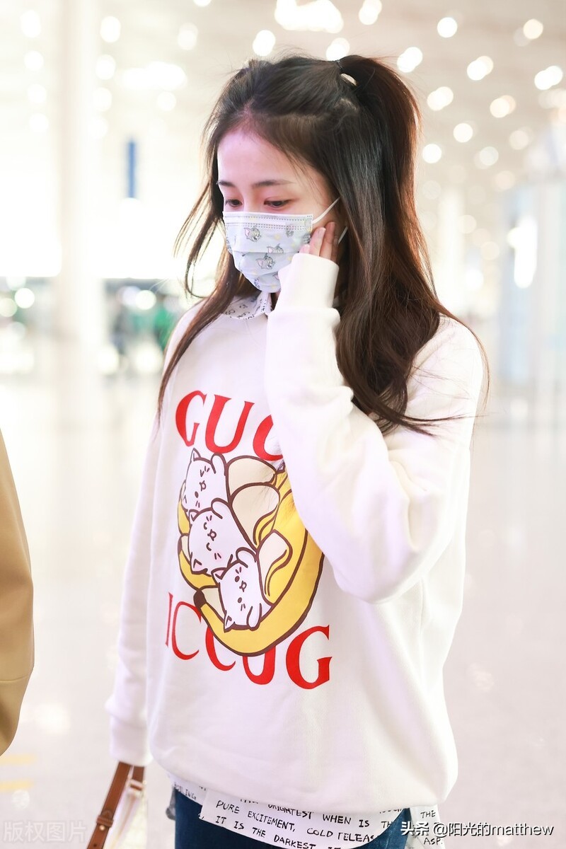 白鹿同款衣服celine,明星穿搭白鹿卫衣牛仔裤