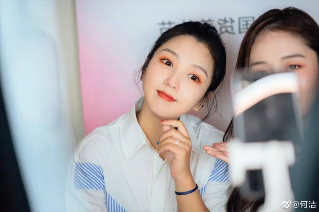 何洁怎么和以前长得不一样了,何洁的造型越来越暗黑了