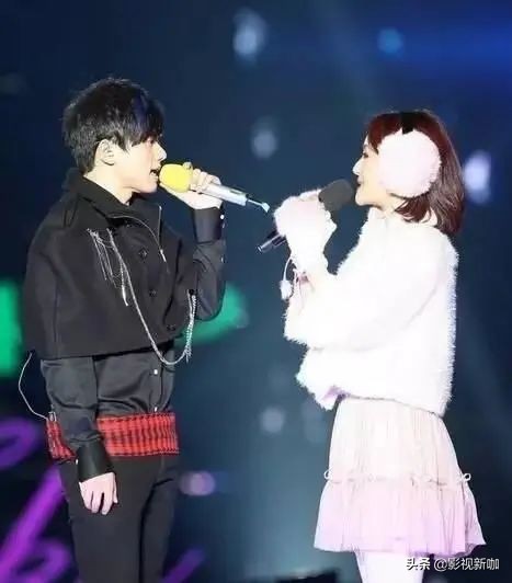 谢娜给双胞胎女儿发视频,张杰谢娜晒女儿谢娜两姐妹搀扶