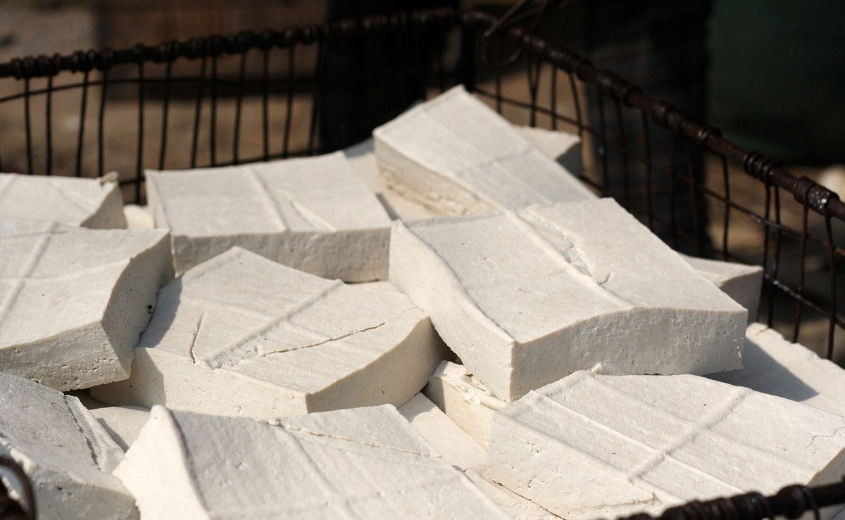 一斤黄豆用多少石膏和水打成豆腐,1斤黄豆放多少克石膏能做豆腐