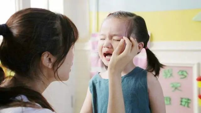 家长开豪车接送孩子,家长开跑车接送孩子被老师移出