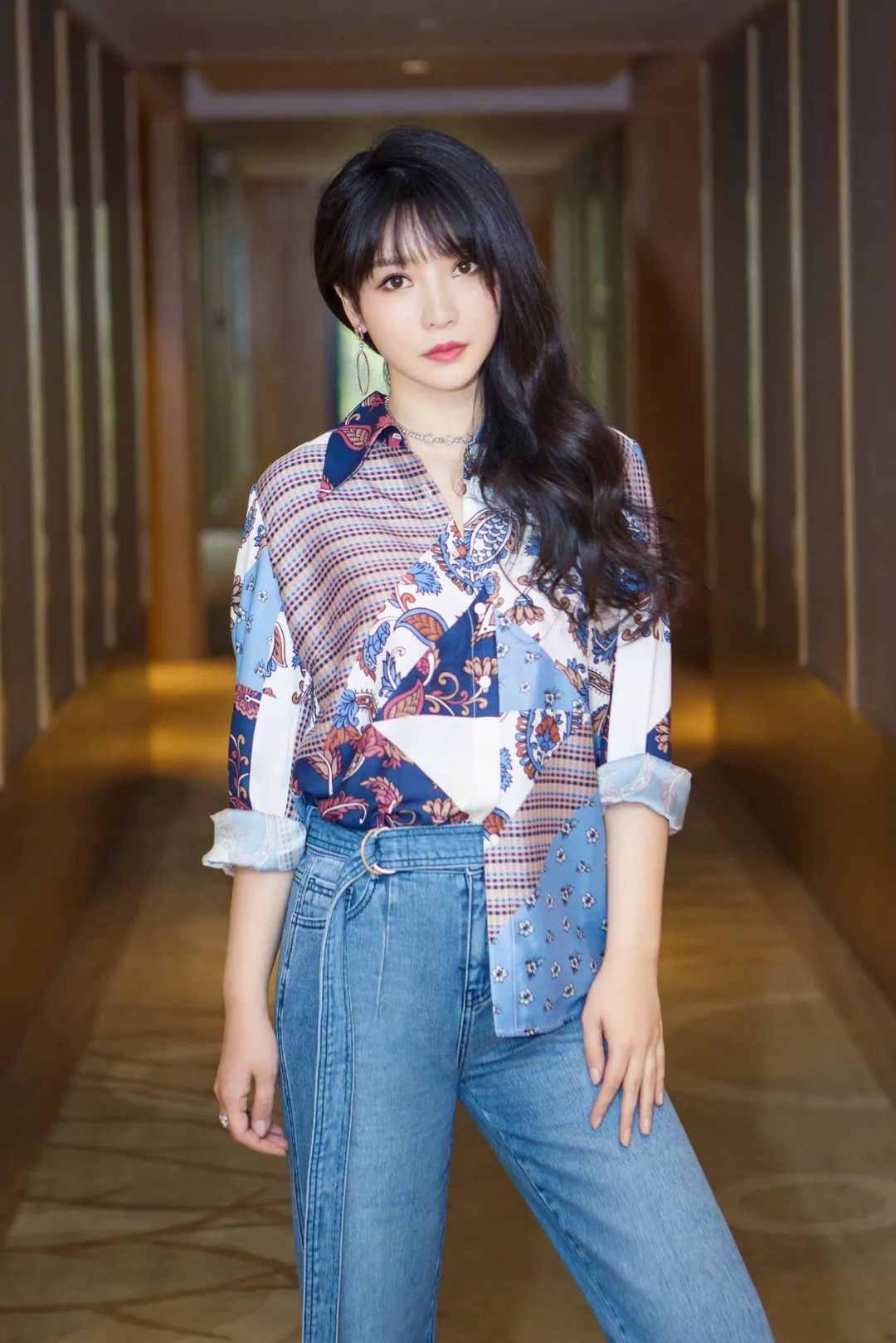 一个低胸性感女王,私底下想活得更严肃和朴素