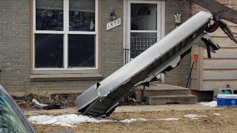 美联航客机起飞时引擎起火,美联航一飞机起飞时引擎起火