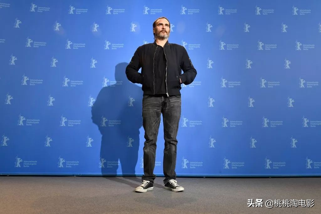 组图：爱穿匡威的男孩“小丑”华金·菲尼克斯《名利场》写真