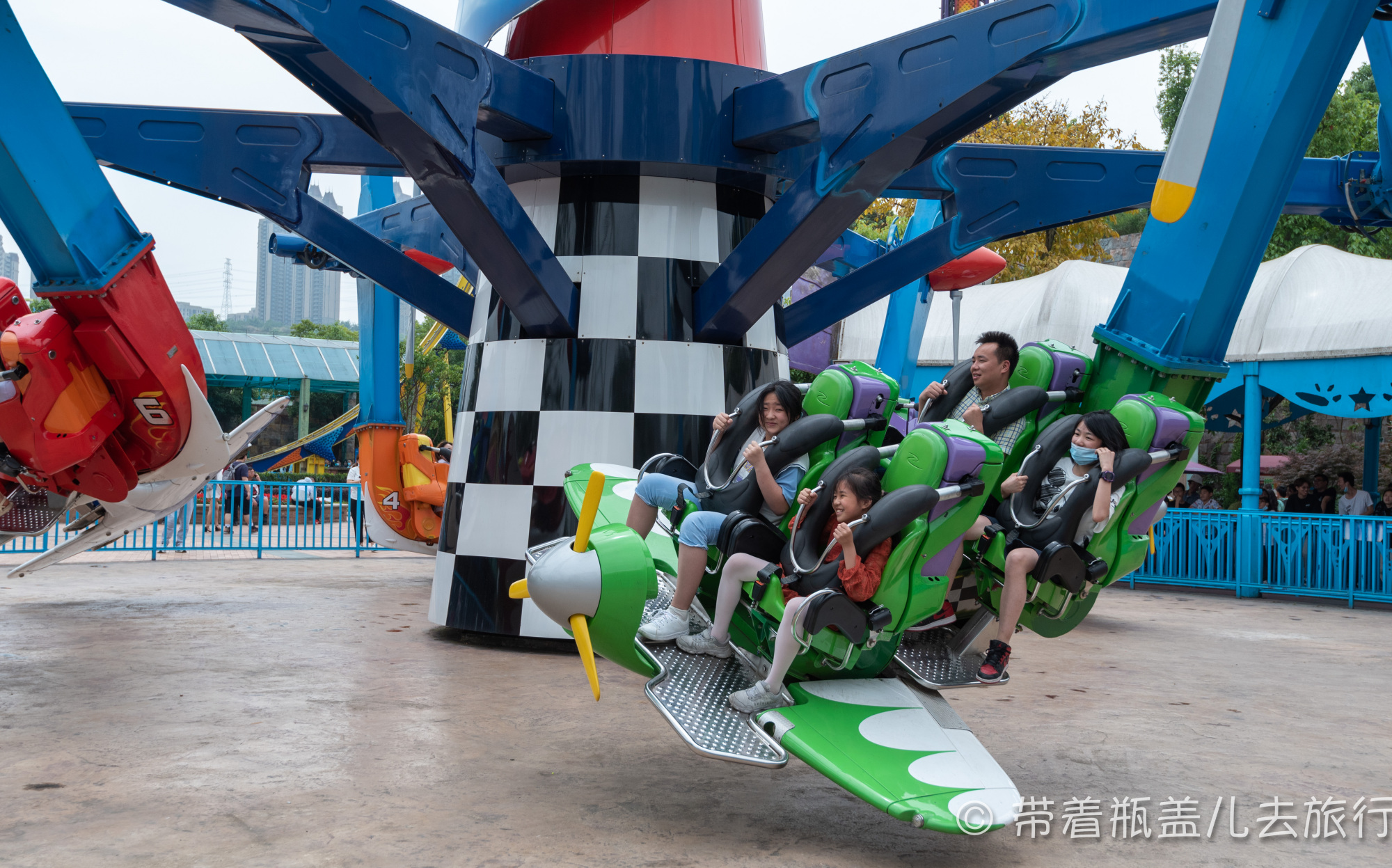 重庆欢乐谷,全国第一座山地版欢乐谷,180的门票是否物有所值