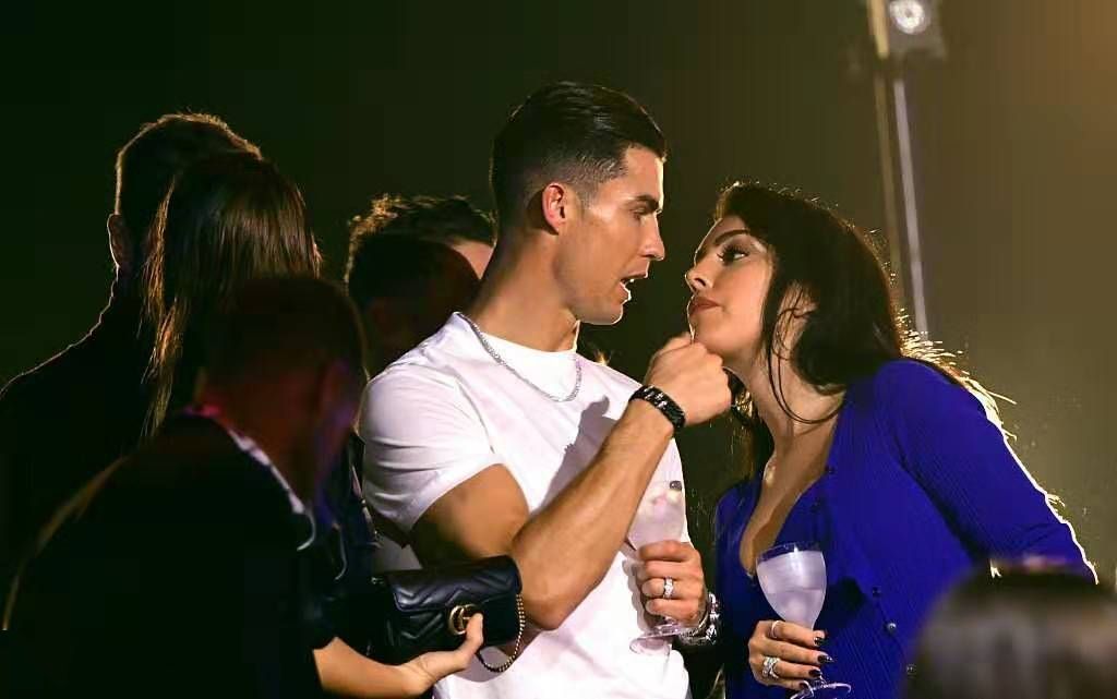 c罗头球热搜第一,c罗和乔治娜情头一左一右穿球衣