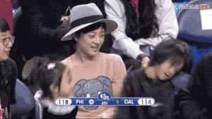 小花妹妹不打马赛克了!抱着邓超的手有点害羞,不笑是因为孙俪