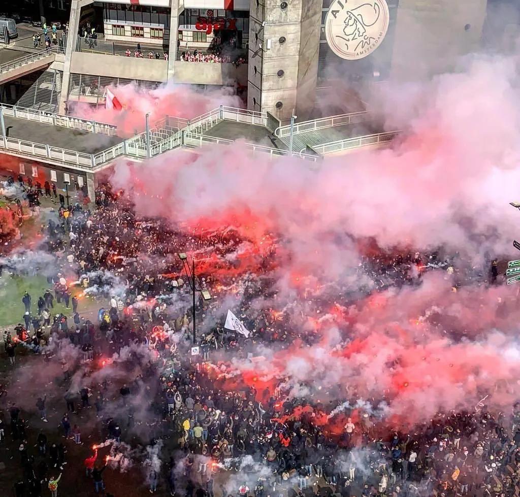 欧洲豪门球队，为球迷融化冠军奖盘！打造星星送出，表示感恩