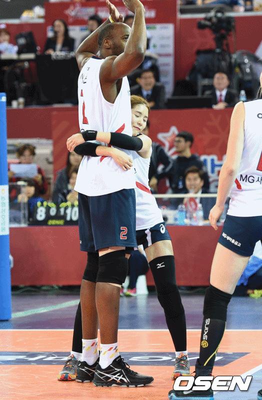 韩国女排李多英,韩国女排的二传李多英生活照