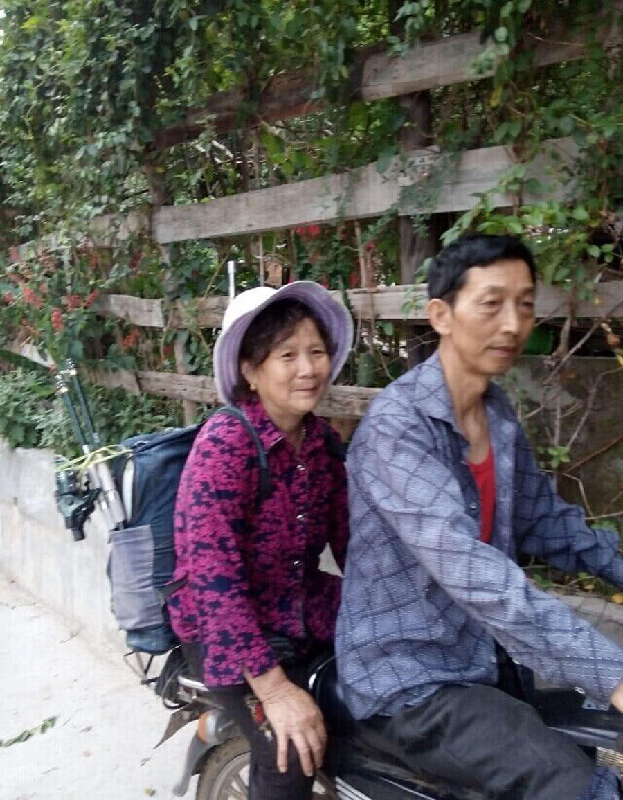 一对78岁的恩爱夫妻钓鱼,一对小夫妻钓鱼