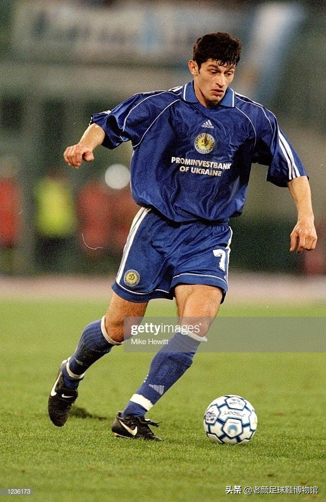 1600万欧的米兰左后卫，被伊布弄的身败名裂，退役半年当选副总理