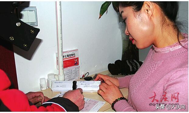 儿媳回家给老妈送年礼婆婆怎么做,孝顺的儿媳妇给婆婆买新年礼物