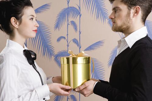 男生买礼物明明很便宜却说很贵,为男生花钱买礼物值得吗