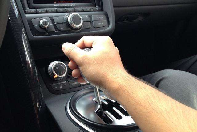 刹车突然很硬的应急处理,遇到刹车失灵如何正确应对