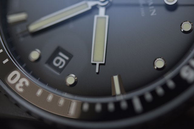 把一台超跑戴在手上,把车捧在手里