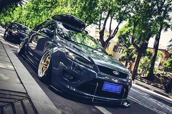 福特福克斯2013款1.6两厢自动挡,14年福克斯两厢小钢炮