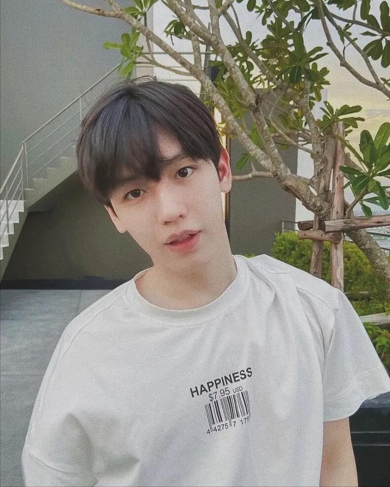 他泰韩系少年：关大爷洪34典型代表包包酷爱韩风穿搭