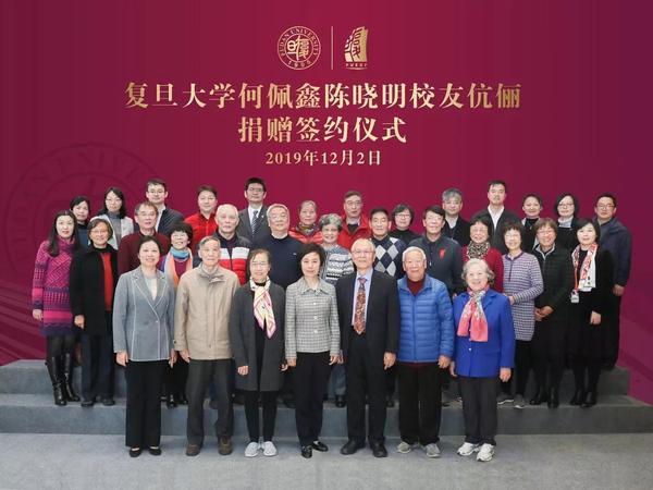 夫妻乘地铁回母校捐了一个亿视频,夫妇回母校捐1亿