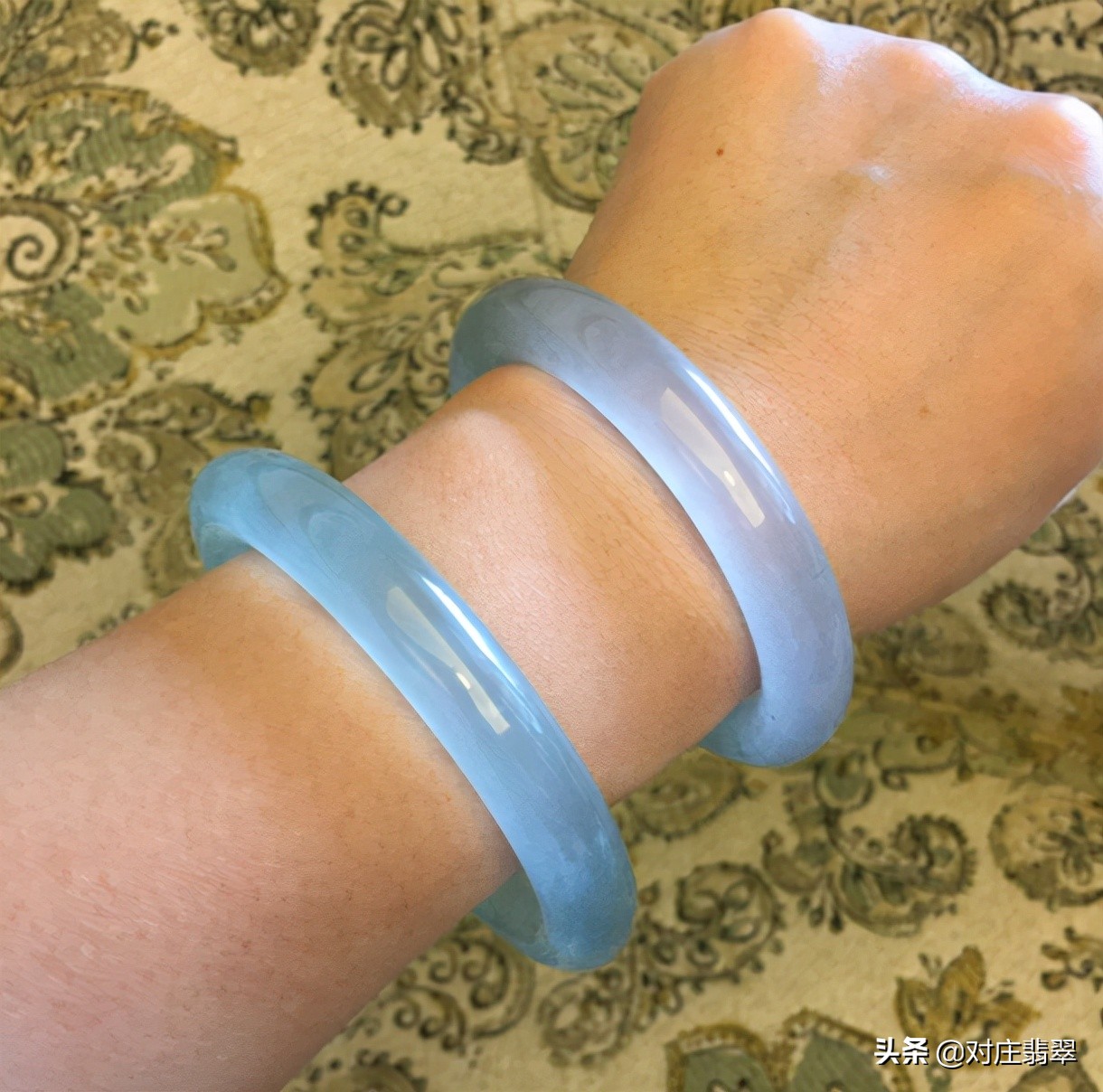 冰透蓝翡翠手镯高品质,冰透水润的翡翠手镯价格