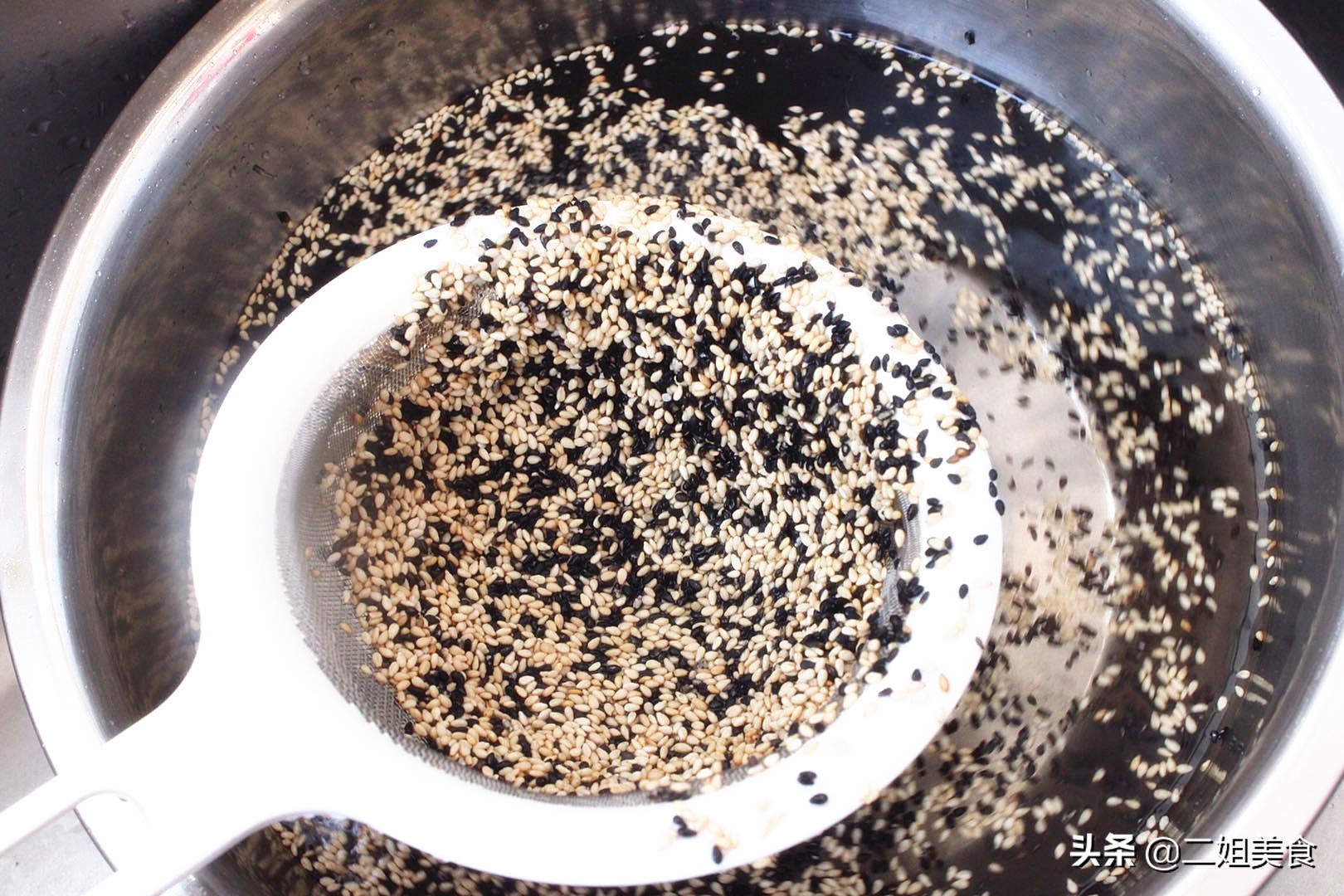 花生黑芝麻白芝麻怎么炒,黑芝麻和米饭一起煮芝麻要炒过吗