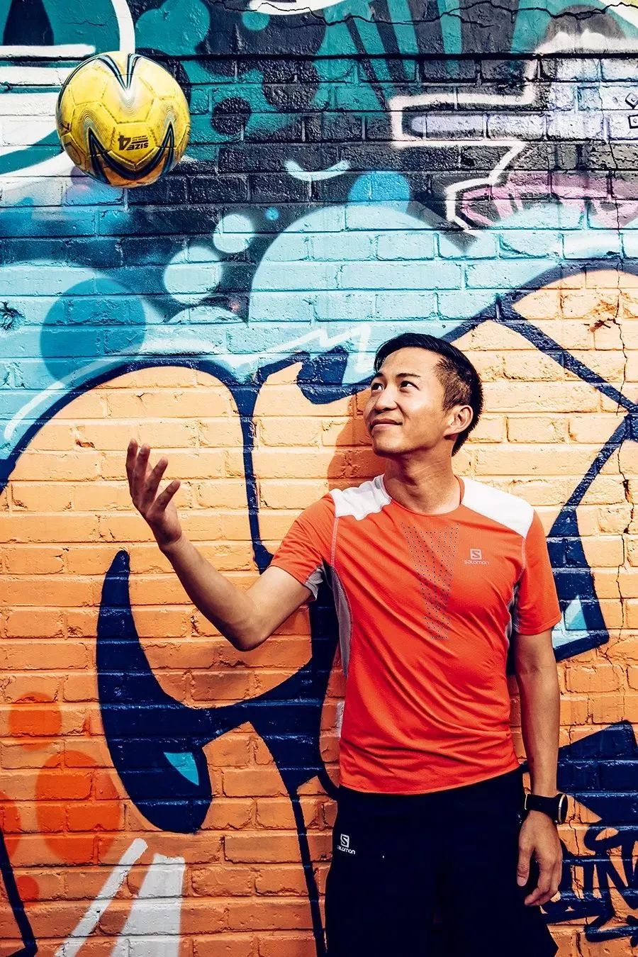 人物|踢着足球跑完首马！他说：做荒唐事才是正经事