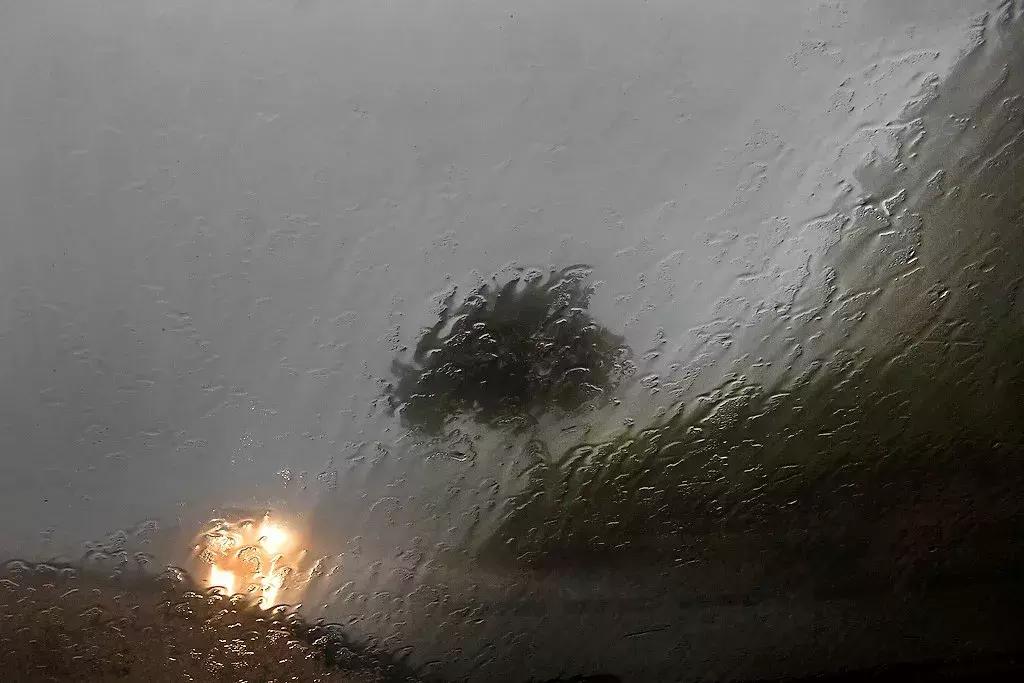 阴雨天怎么拍风景视频,下雨天如何拍出氛围感大片