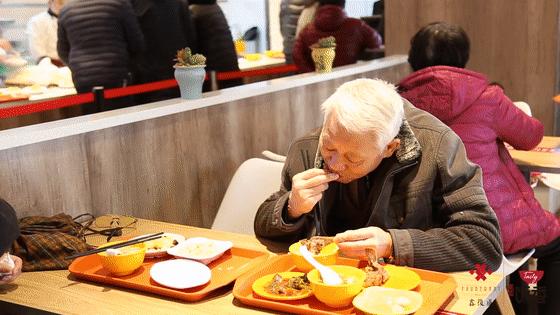 青岛社区助老食堂,青岛60岁老人自助餐半价的餐厅
