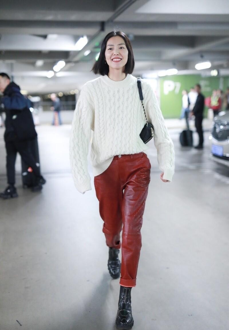 解锁冬季穿搭新方式:毛衣+皮裤,保暖又时髦,超模明星也在穿
