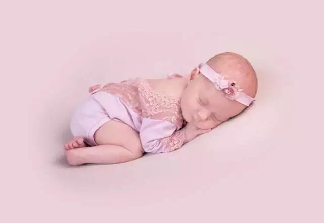 孩子全身起密密麻麻的疹子很痒,每个小孩都起疹子吗