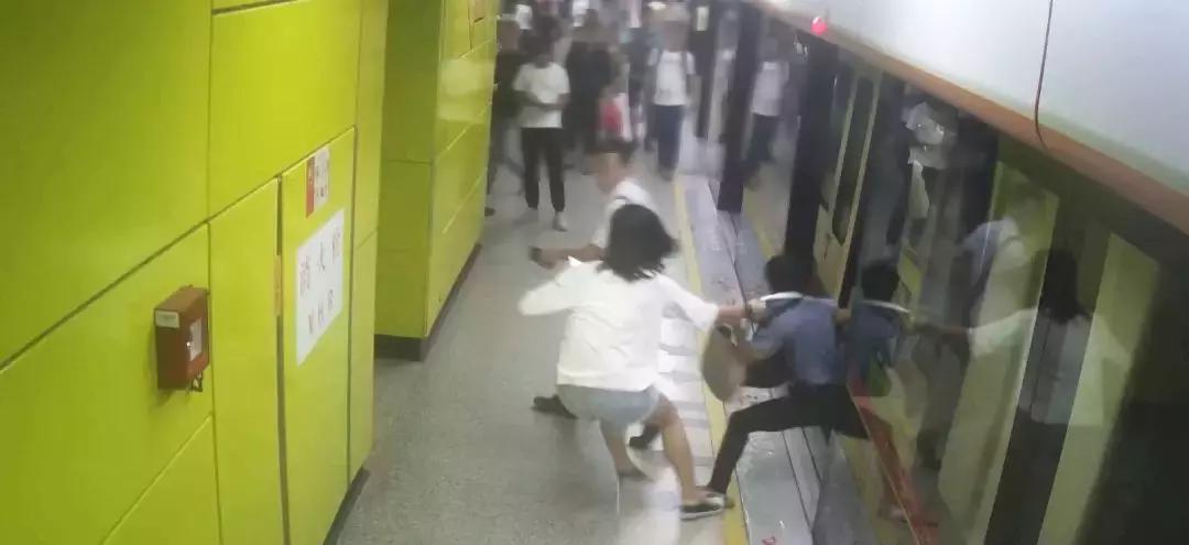 霸气！年轻女孩地铁站内抓“*狼色**”，守株待兔一把拽地上，帅呆了