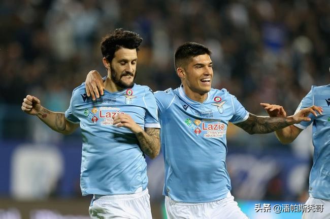 舔屏|蓝鹰边锋的未婚妻,是C罗绯闻女友团中最靓丽的风景线之一