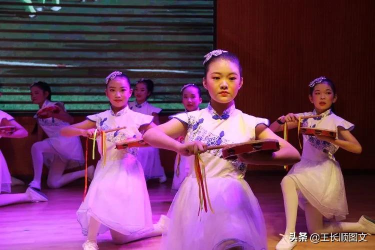 我校举行开学典礼暨教师节表彰会,学校召开教师节庆祝暨表彰大会