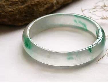 翡翠手镯基本知识大全,翡翠手镯的鉴赏方法和技巧