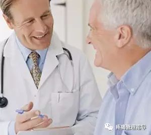 72岁老人腰疼还有骨刺该怎么治疗,老年人骨刺疼痛怎么治疗