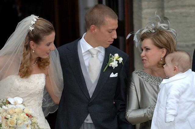 卢森堡前王妃再婚，挺孕肚穿12年前的旧款礼服，以花代冠满眼幸福