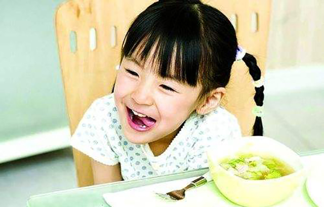 沙溢安吉懂事片段,沙溢和安吉看电视让安吉倒水